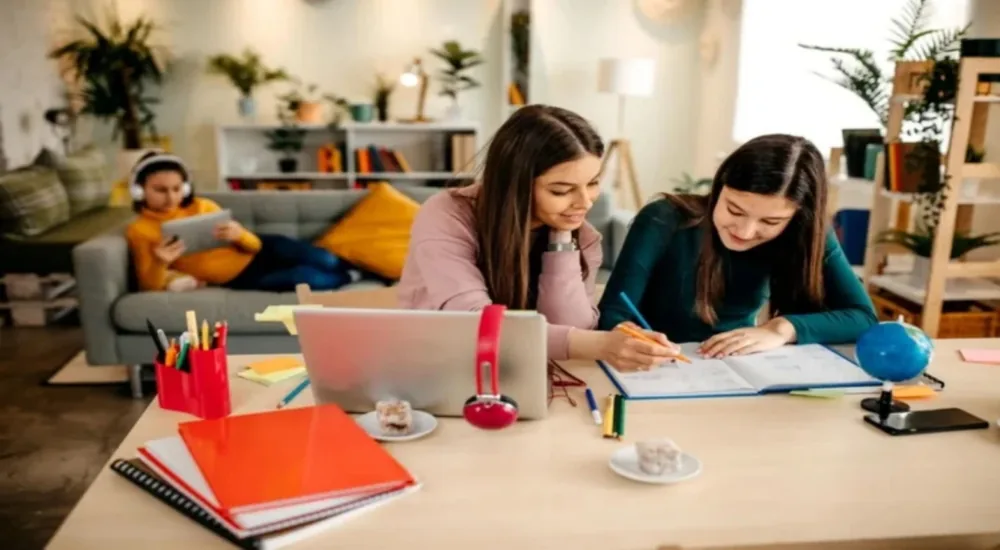 Tanpa Disadari! 7 Kesalahan Orang Tua yang Membuat Prestasi Anak Menurun gambar-belajar-bersama-di-rumah-wordpress-seo